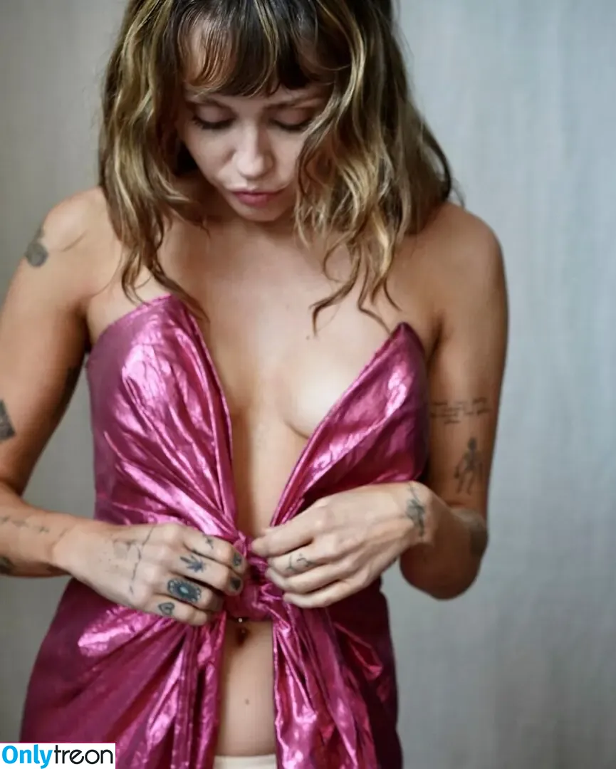 Miley Cyrus nude photo #5648 (MileyCyrus)