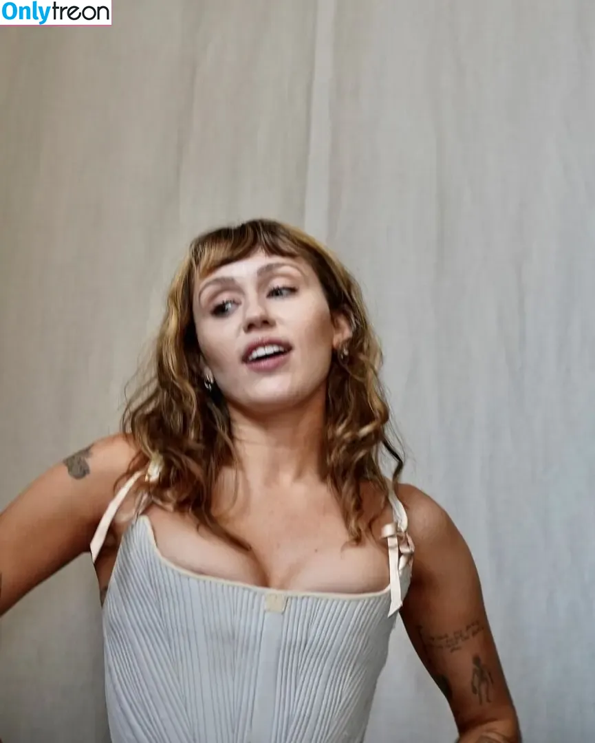 Miley Cyrus nude photo #5649 (MileyCyrus)