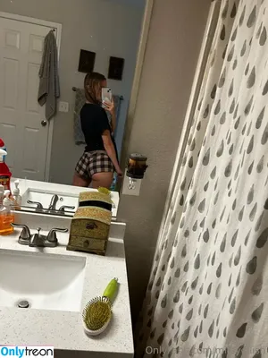 mileyeilish / billieeilish nude photo #0019