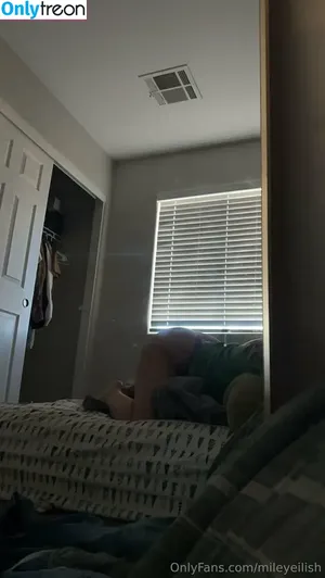 mileyeilish / billieeilish nude photo #0046