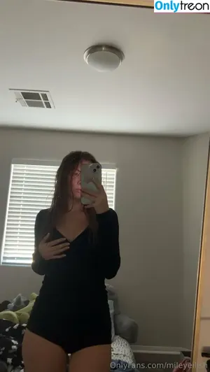 mileyeilish / billieeilish nude photo #0072