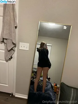 mileyeilish / billieeilish nude photo #0078