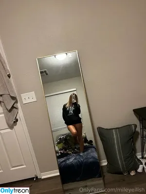 mileyeilish / billieeilish nude photo #0084