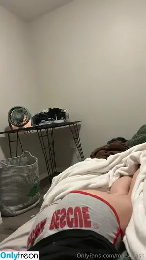 mileyeilish / billieeilish nude photo #0090