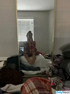 mileyeilish / billieeilish nude photo #0102