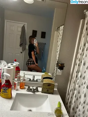 mileyeilish / billieeilish nude photo #0107