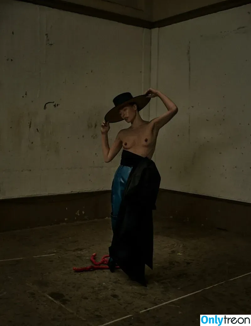 Milla Jovovich nude photo #0023 (MillaJovovich)