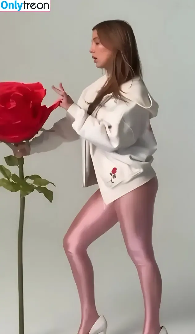 Millie Bobby Brown nude photo #3826 (milliebobbybrown)