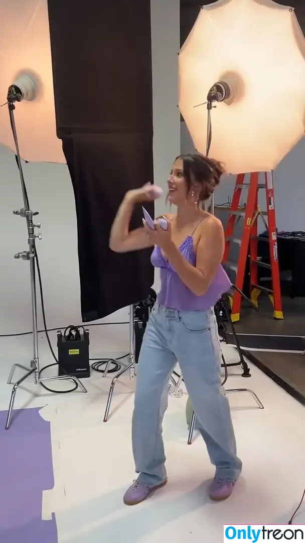 Millie Bobby Brown nude photo #4019 (milliebobbybrown)