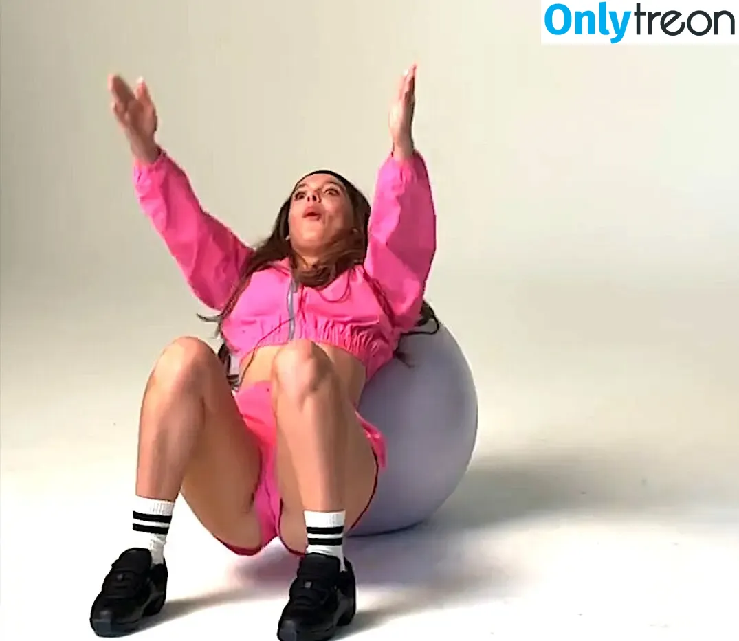 Millie Bobby Brown nude photo #4466 (milliebobbybrown)