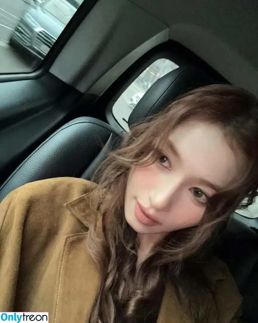 Minatozaki Sana nude photo #0007 (TWICE / m.by__sana)