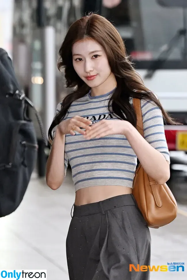 Minatozaki Sana nude photo #0038 (TWICE / m.by__sana)