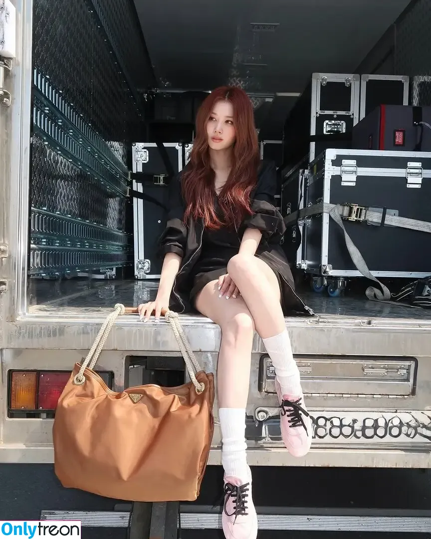 Minatozaki Sana nude photo #0045 (TWICE / m.by__sana)