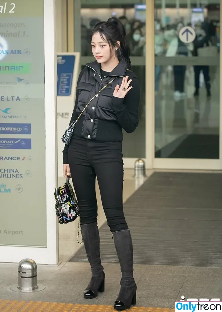 Minji nude photo #0159 (lovres_min__ / miniwithtattoos / newjeans_official)