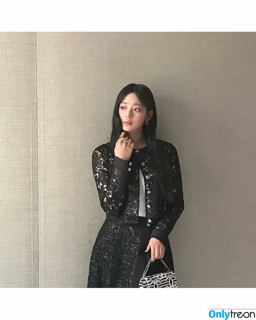 Minji nude photo #0183 (lovres_min__ / miniwithtattoos / newjeans_official)