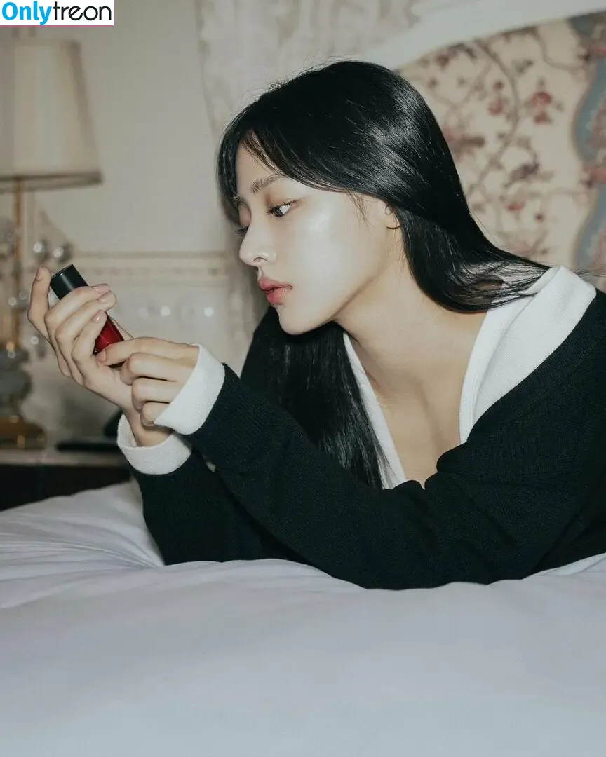 Minji nude photo #0510 (lovres_min__ / miniwithtattoos / newjeans_official)