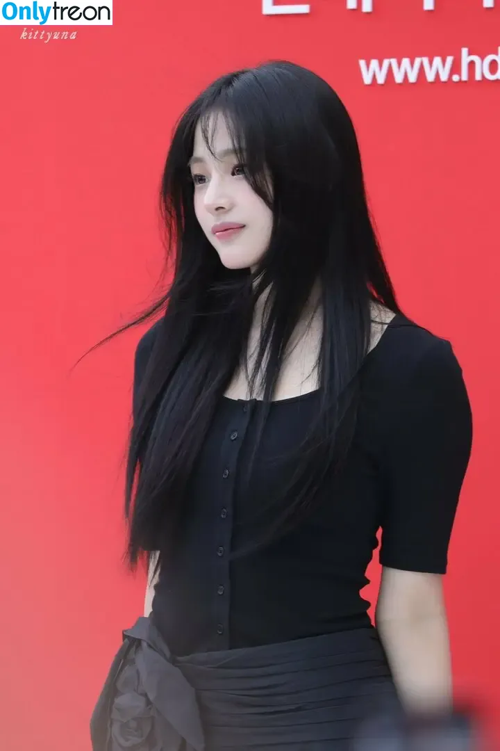 Minji nude photo #0664 (lovres_min__ / miniwithtattoos / newjeans_official)