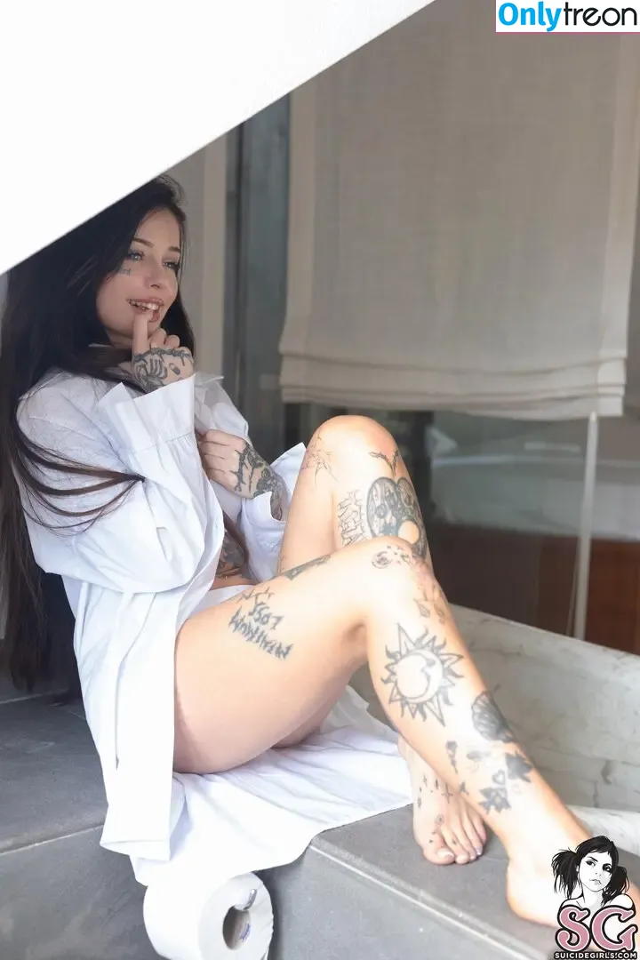 Minzi nude photo #0022 (Minziwild / minzisuicide)