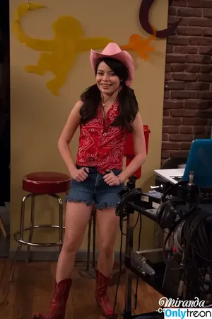 Miranda Cosgrove / MirandaCosgrove / onlyfanssz nude photo #0669