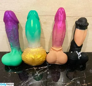 misscharliestoybox / theregowhitneyyyy nude photo #0053