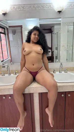 moana205 / moana_perdomo nude photo #0016
