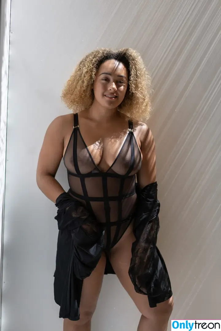 modernbritishrose nude photo #0184 (Louisa Mussington-Boreham / bigbootybritish / loumb)