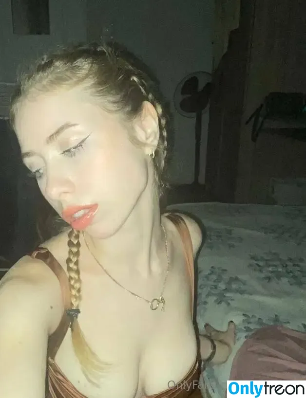 molenrue nude photo #0004 (chiccogolf)