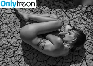 Mrs.Kara / KaravanRotten90 nude photo #0004