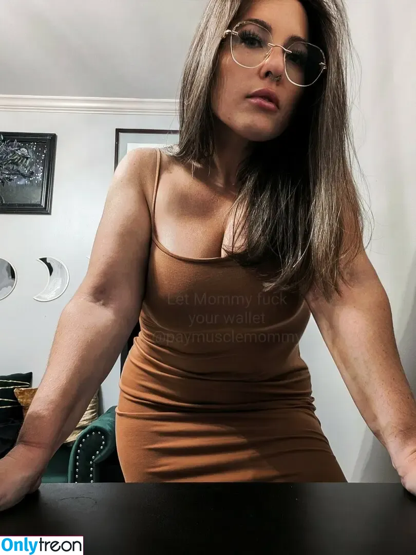 Muscle Mommy nude photo #0026 (musclemommy2 / paymusclemommy)
