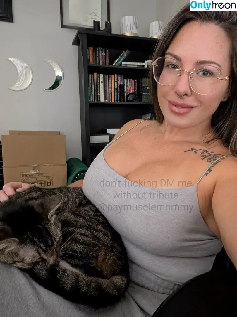 Muscle Mommy nude photo #0033 (musclemommy2 / paymusclemommy)