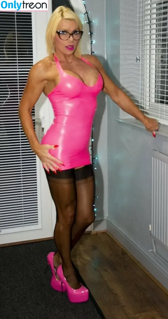 Musclemum nude photo #0013 (Musclemilfuk / fitty_schmitty / themusclemom)