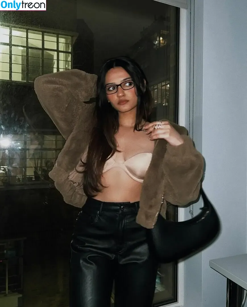Nandini Bhattacharya nude photo #0010 (na.ndini)