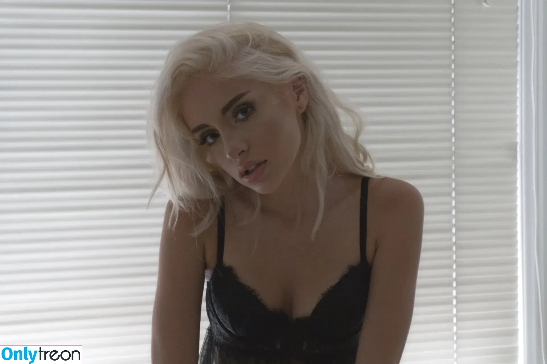 Naomi Woods nude photo #0089 (Lissapolooza / _lisssapolooza_)