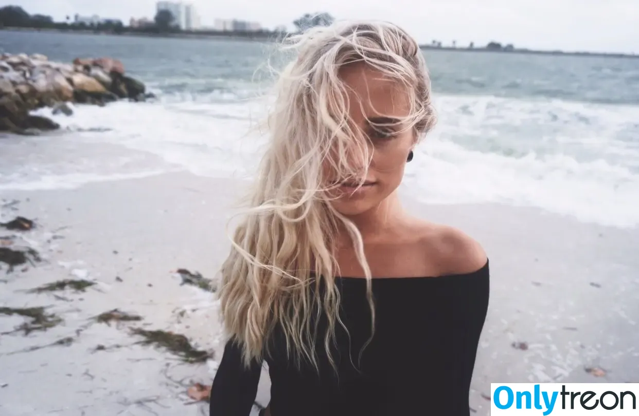 Naomi Woods nude photo #0106 (Lissapolooza / _lisssapolooza_)