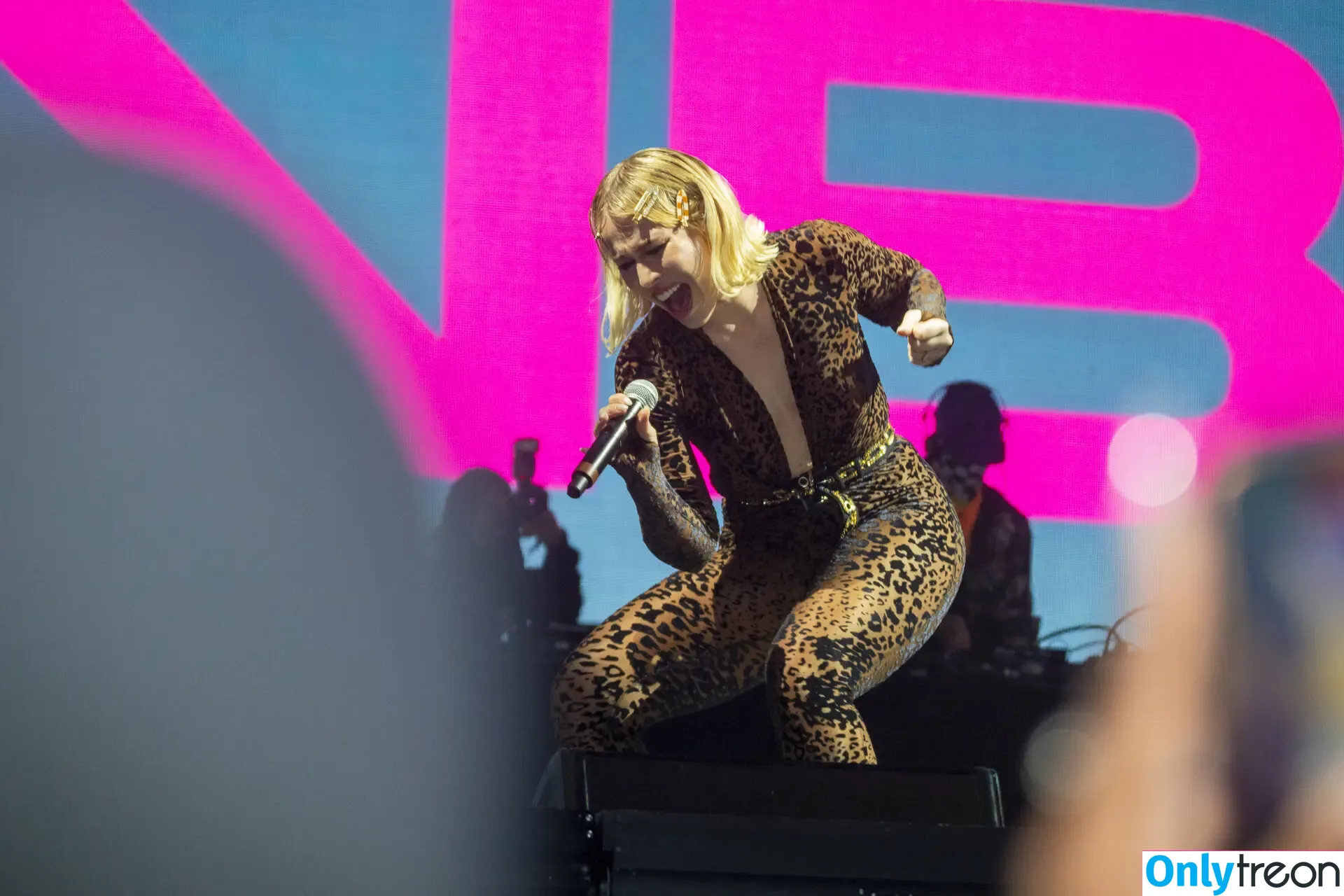Natasha Bedingfield nude photo #0059 (natashabedingfield)