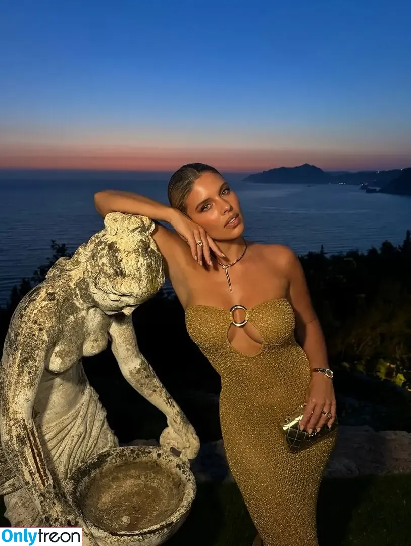 Natasha Oakley nude photo #0773 (tashoakley)