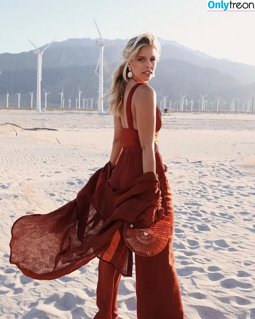 Natasha Oakley nude photo #0888 (tashoakley)