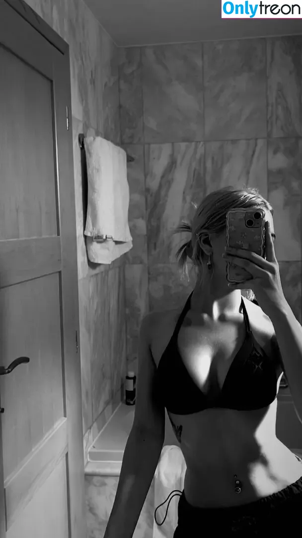 Neea Kuosmanen nude photo #0002 (neeakuosmanen)