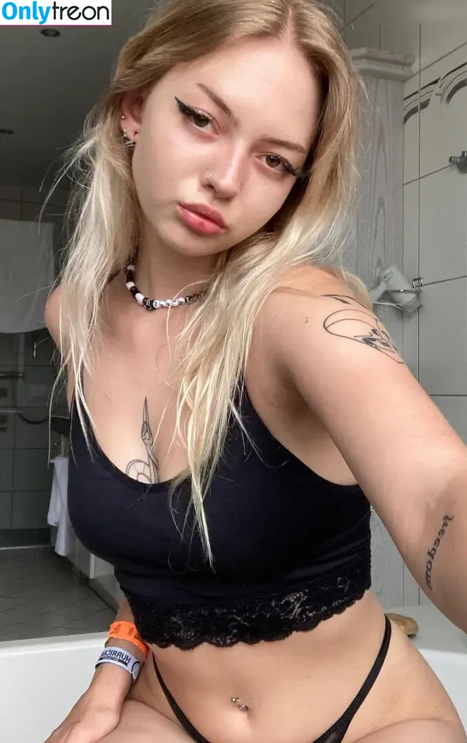 Nele Moana nude photo #0001 (nelemoana / ursweetmoana)