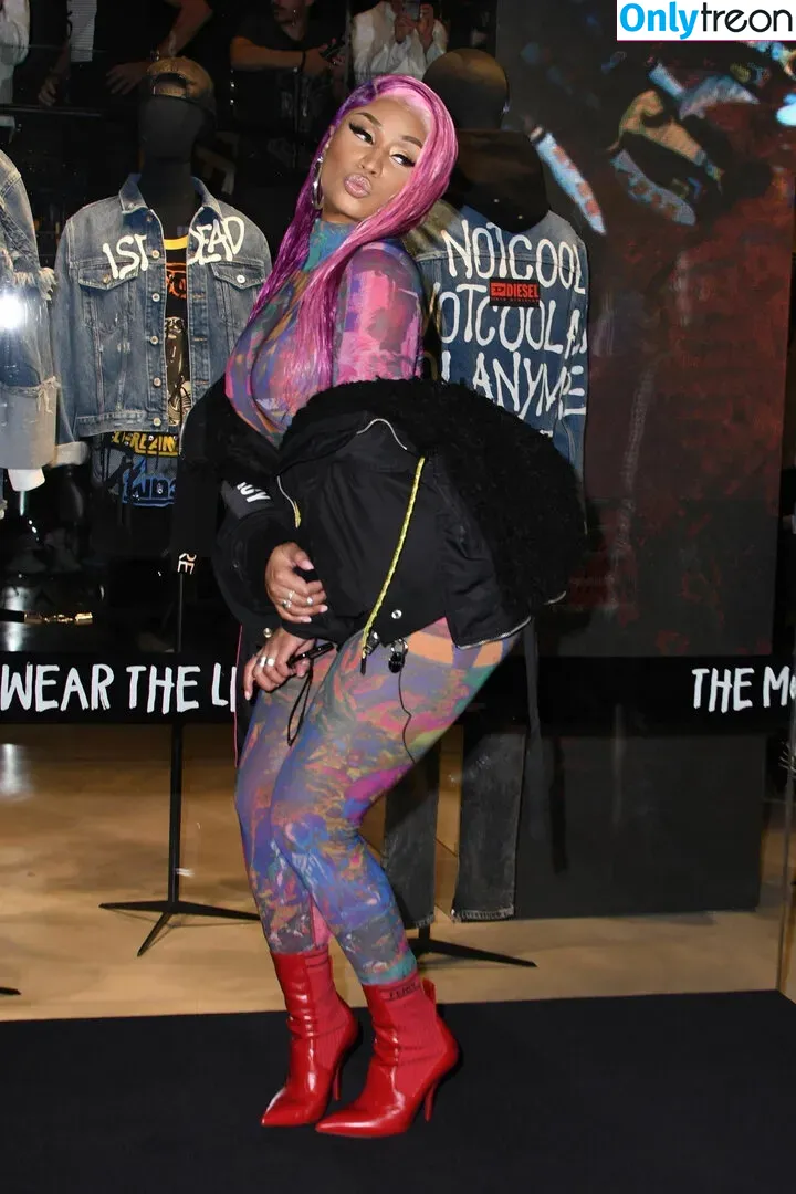 Nicki Minaj nude photo #0213 (nickiminaj)