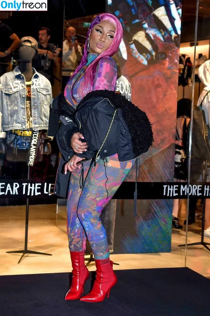 Nicki Minaj nude photo #0441 (nickiminaj)
