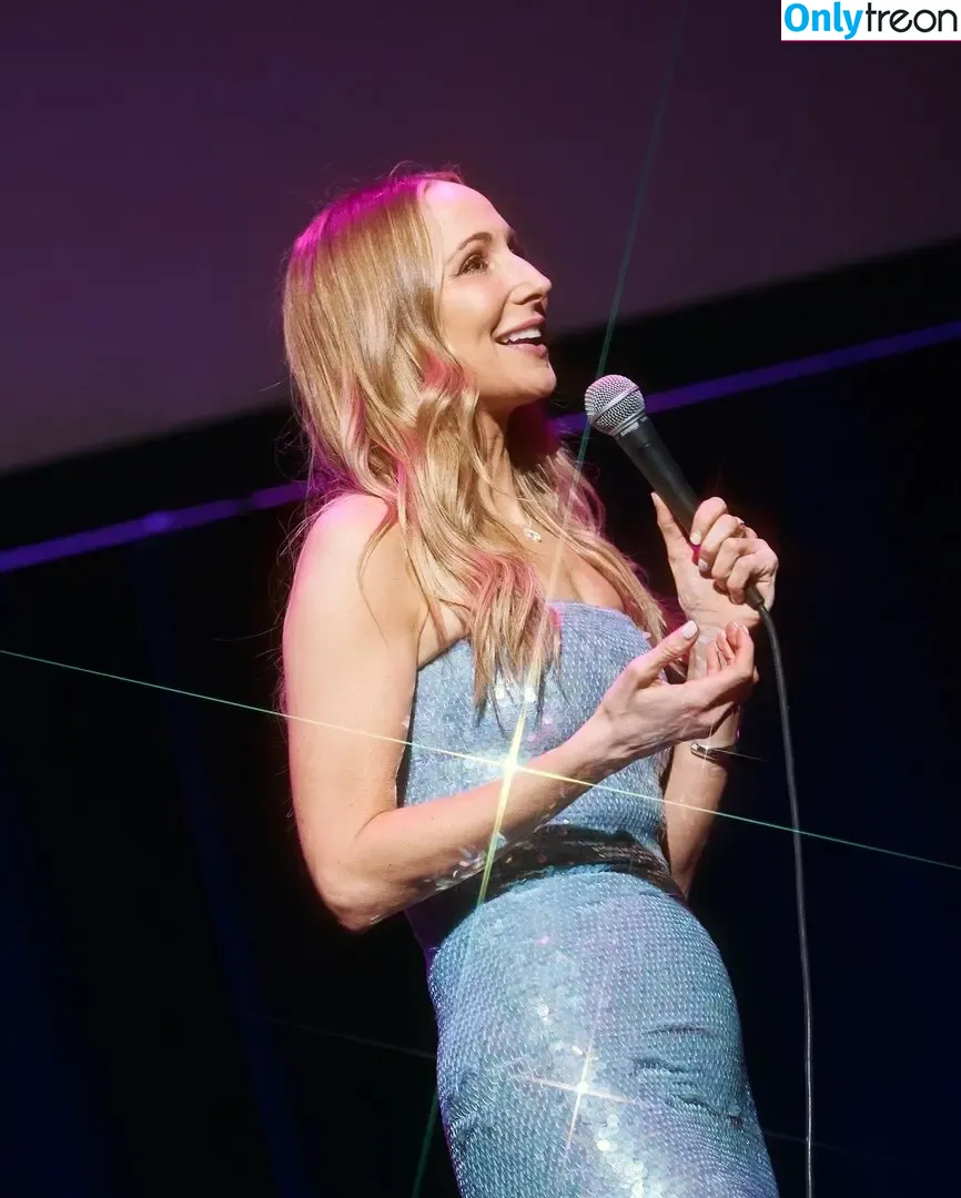 Nikki Glaser nude photo #0409 (nikkiglaser)