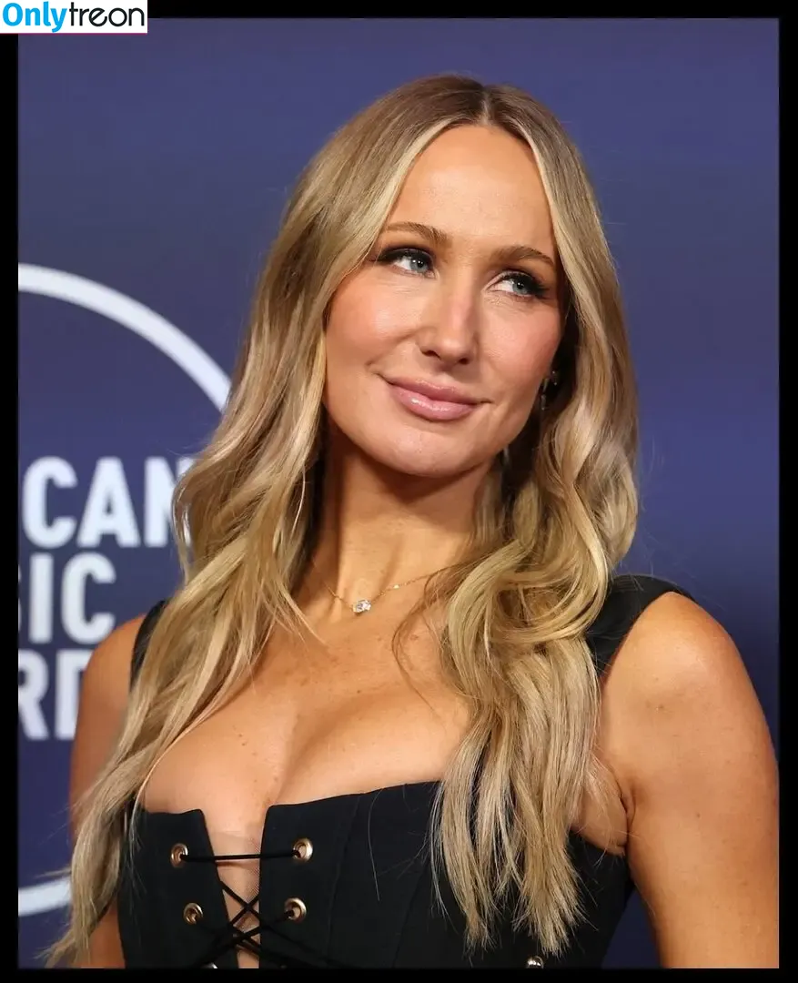 Nikki Glaser nude photo #0425 (nikkiglaser)