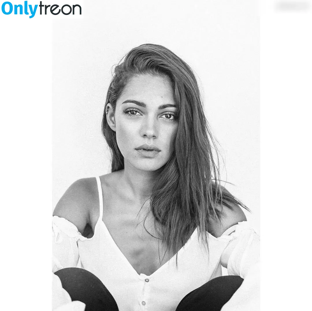 Nilam Farooq nude photo #0006 (nilam.farooq / nilamfarooq)