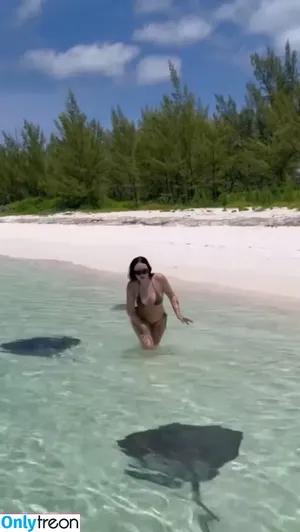 Noah Cyrus / noahcyrus nude photo #0965
