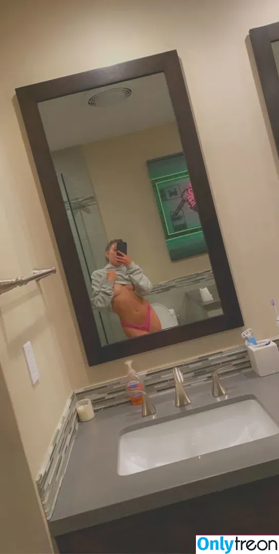 Noah Cyrus nude photo #0085 (noahcyrus)