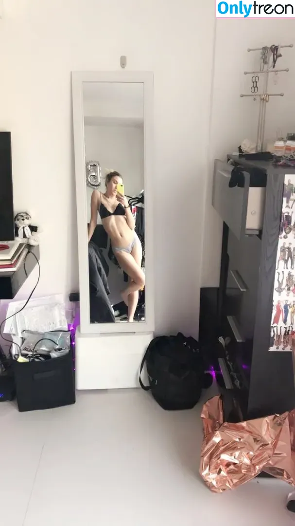 Noah Cyrus nude photo #0090 (noahcyrus)