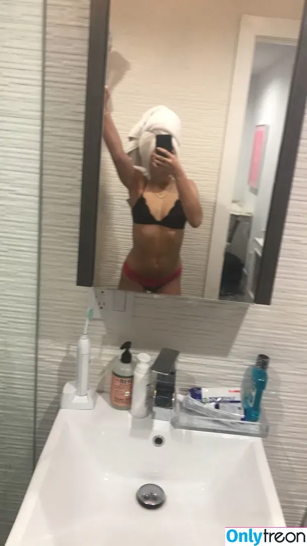 Noah Cyrus nude photo #0091 (noahcyrus)