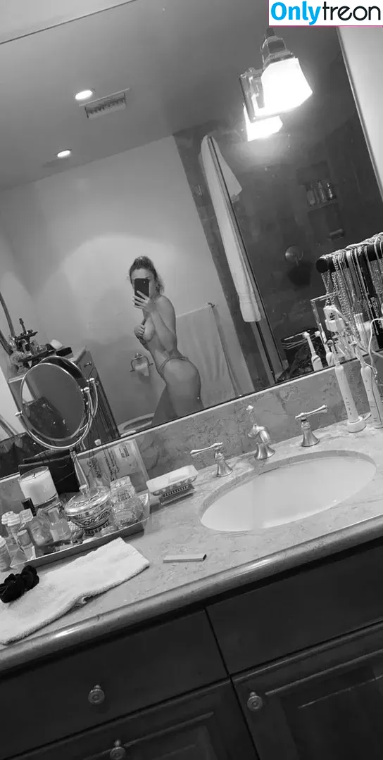 Noah Cyrus nude photo #0095 (noahcyrus)