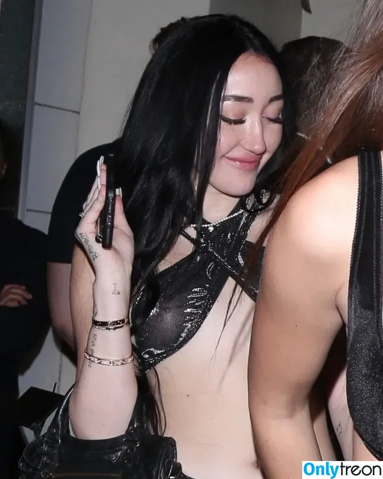 Noah Cyrus nude photo #0102 (noahcyrus)
